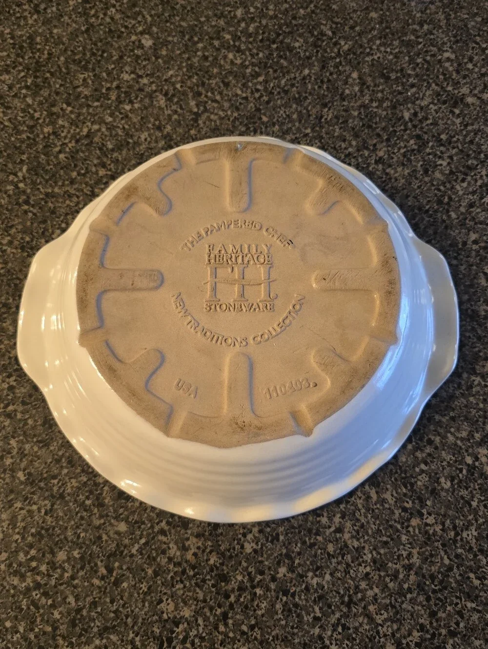 The Pampered Chef Family Heritage Stoneware 9in Round Pie Dish White/Beige
